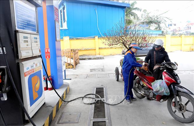 100% cột bơm của Công ty TNHH Một thành viên Petrolimex Hưng Yên được kết nối với hệ thống phần mềm, bảo đảm dữ liệu bán hàng được truyền về trung tâm quản lý và đáp ứng yêu cầu của cơ quan thuế và cơ quan quản lý nhà nước. (Ảnh: Thế Duyệt /TTXVN)